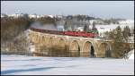 Durch wunderschne Winterlandschaft ist am 16.12.2010 dieses Doppelgespann in Richtung Chemnitz-Kchwald unterwegs, hier im Bild festgehalten als der Zug gerade das Bahrabachtal-Viadukt berquert. 