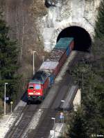 DB 233 458-9 mit Ganzzug Schrott Richtung Nrnberg, KBS 860 Nrnberg - Pegnitz - Hof / Cheb, fotografiert bei der Ausfahrt aus dem Haidenhbeltunnel am Bahnhof Velden am 29.03.2011