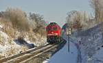 233.572 ist am sonnigen und kalten 23.01.13 zwischen Hrlkhofen und Markt-Schwaben beim Bahnbergang Drnberg unterwegs.