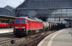 233 233 mit gemischten Güterzug am 07.03.2014 in Bremen Hbf gen Nord.