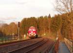 233 217 brachte am 22.04.14 Eisenbahn Schwellen nach Oelsnitz/V. Hier zusehen bei der Lz Rückfahrt in Pirk.