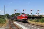 Bild 5000: 233 367 durchfährt mit einem umgeleiteten Autozug den noch mit Formsignalen ausgestatteten Bahnhof Pressath. Aufgenommen am 03.08.2015. (Standort am Bahnsteigende Gleis 1)