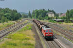 233 322-7 mit einem Schotterzug bei der Einfahrt in Kirchenlaibach, 26.07.2016