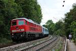 Am 24.08.2015 bespannte 233 112-2 einen Militärtransportzug, als sie bei Mariaort die Donaubrücke in Richtung Regensburg überquerte.