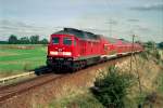 Am 25. September 2003 zieht 234180 einen Regionalexpress aus Schwedt bei Pinnow.