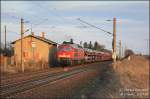 241 697 verlsst nach einer ICE-berholung mit 51416 Dre-Friedrichst. - Engelsdorf den Bahnhof Priestewitz in abendlichem Licht und passiert dabei klangvoll den B in Strieen. 19.03.10 (Text editiert)