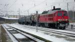 241 008-2 mit leeren Kesselwaggons ist aus Richtung Nossen in Dbeln Hbf eingefahren und wartet auf eine E-Lok die sich an das Ende setzen wird, um den Zug dann spter nach bichen rangieren Richtung Riesa zu ziehen (13.2.2013) 