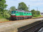 Am 15.06.2016 kam erstmals eine Lok der Baureihe 241 nach Grimmen. Die Starkenberger Baustofflogistik (SBW - Starkenberger Baustoffwerke GmbH) brachte einen 3000 Tonnen Zug, welcher aufgrund der Länge in zwei Teilen befördert wurde, mit der Frisch Hauptuntersuchten 241 008 nach Grimmen. Hier ist die Lok gerade beim umlaufen der Wagen, um diese dann in den Anschluss Grimmen-Schützenplatz zu ziehen. Dabei muss Sie den Bahnübergang der Ortsdurchfahrt Grimmens überqueren, sehr zum leid der Straßenverkehrteilnehmer, aber zu meiner Freude. 