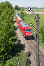 245 014 nähert sich am 18.05.2017 mit einem DoSto-RE dem Bahnhof Schwindegg.