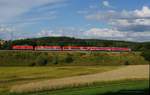 Eine illustre Fuhre aus Ulm gab es am 23.07.2017 zu bestaunen. Bei Schwingen konnte die 245 des Bh Ulm fotografiert werden, als sie 2 650er und einen 628 der DB nach Hof brachte. Vermutlich ging das in die Werkstatt und auf die Unterflurdrehbank.....
Ach ja, Bilderdiebstahl wird verfolgt. Man kann einfach mailen....