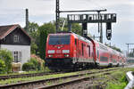 Im Lindau wird weiter gedieselt. Sind auch die Strecken bereits elektrifiziert, so fehlt dennoch das letzte Stück über den (inzwischen sanierten) Bodenseedamm sowie im Bahnhof Lindau Insel selbst. Hier verlässt 245 037 mit dem RE5 am 03.07.2021 Lindau in Richtung Stuttgart.