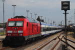 245 024 schiebt am 12.07.2018 einen RE6 nach Hamburg-Altona.