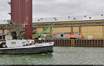 246 010-3 wartet im Hafen Bülstringen auf ihren Einsatz, während Schiff  Seelöwe  auf dem Mittellandkanal vorbeischwimmt.

🧰 Havelländische Eisenbahn AG (HVLE)
🕓 26.8.2021 | 10:55 Uhr
