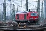 247 902 DB (Siemens Vectron) als Tfzf durchfährt das Gleisvorfeld von Halle(Saale)Hbf Richtung Süden.