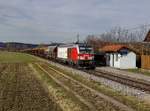 Die 1247 905 mit einem Güterzug am 30.03.2018 bei der Durchfahrt in Pupping.