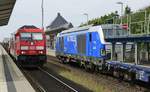 Zufallstreffer: Am 18.06.2020 begegnen sich ein DB-Autoshuttle nach Niebüll mit der 245 024 und 247 908 mit dem Autozug Sylt im Bahnhof Keitum