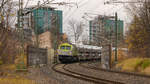 Der Autozug von Cheb kam am 18.11.17 als Elbtalumleiter mit 250 007-2 auch durch Plauen. Im Hintergrund die  Skylinie  von Plauen. 