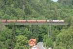 Das Kreuztal-Viadukt in Neuwerk ist 99 m lang, 29,16 m hoch und wurde 1930 in nur acht Wochen Bauzeit erbaut. Es entstand in Rahmen der Umtrassierung der Rbelandbahn 1929/30. Durch die Umtrassierung konnte eine weitere Leistungsteigerung der zuvor von der Zahnradbahn zur Adhsionseisenbahn umgebaute Strecke erreicht werden. Am 11.06.07 um 11.32 Uhr berquert die MKB V20 mit einem Gterzug das Viadukt in Richtung Blankenburg. 