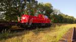 bei frhen sonnenschein schob 261 098-8 einen gterzug nach koops beim bhf glinde am 07.08.13