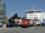 261 038-4 bei der Entladung eines Gterzuges auf dem Gelnde des Bollhrnkais in Kiel am 24.08.2013.