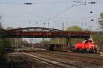 261 105 am 24.4.13 mit einem Rhrenzug bei der Einfahrt in Dsseldorf-Rath.