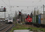 DB 261 044-2 beim rangieren von Containerwagen, am 16.05.2016 in Großkorbetha.