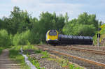 Voith Maxima 40 CC 92 80 1264 003-5 D-STOCK kommt mit einem Kesselwagenzug aus Hof um die Ecke. Bahnstrecke 5100 Bamberg - Hof bei Oberkotzau am 25.05.2017