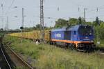 Vor einem extrem langen Holzzug wartet die Voith Maxima 40 CC 264 002-7 von Raildox am Abend des 15.06.2021 auf die Abfahrt im Bahnhof Wesel.