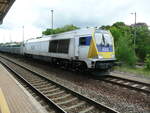 Voith Maxima CC, fotografiert am 24.05.2020 im Bahnhof Radeberg vor Güterzug der ADE