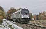 Auf der Werkbahn von Hasbergen nach Georgsmarienhütte ist fallweise auch eine Maxima der EHB im Einsatz. Hier hat sie gerade den steilsten Streckenteil am Augustaschacht in Hasbergen erklommen und nähert sich mit ihrem schweren Schrottzug am 21.11.2022 um 14.38 Uhr dem Scheitelpunkt der Strecke am ehemaligen Haltepunkt Patkenhof. 