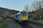 Unerwartet kam brummend die Stock 1264 003-5 mit dem Joserazug durch Neckargerach in Richtung Binau heran gefahren am Abend des 13.2.2023