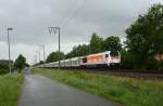 Die hvle V490.1 fuhr am 02.06.2012 mit einem Kieszug nach Nttermoor, hier kurz nach Leer.