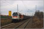 Voith Maxima 40 CC V 490.1 der HVLE fährt mit einem langen Güterzug beim Haltepunkt Lutherstadt Wittenberg-Alstadt, 27.