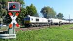 Eine Class 66 der DB Cargo, 247 016-9 ( 9280 1266 416-7 D-DB ) mit einem Silowagenzug westlich von Moosburg an der Isar am 9.9.2023