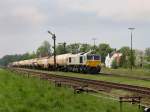 Die 247 049 mit einem Gaskesselwagenzug am 26.04.2011 bei der Ausfahrt aus Tling.