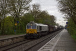 Am mit Dauer-Nieselregen geplagten 17.04.16 fährt 247 044-1 mit ihrem langen Güterzug unbeeindruckt durch den Haltepunkt Poing.