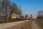 247 045 fährt mit einem Kohlezug bei Freising in Richtung München, aufgenommen am 30.