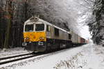 Die ECR 247 053-2 am 03.01.17 mit einem Containerzug in einem Waldstück in der Nähe von Pirach.