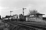 247 016-8 fährt mit ihrem Kesselwagenzug von Mühldorf nach Burghausen in den Bf Tüssling ein. Am 20.04.2016 ist das alte Stellwerk mit seinen Formsignalen noch in Betrieb. Diese werden noch im selben Jahr dem zweigleisigen Ausbau der Strecke Mühldorf - Tüssling weichen.
Analogaufnahme auf Ilford XP2 (400 ASA), Nikon F801, 25mm, 1/125s, f/11, Digitalaufnahme vom Negativ