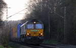 Die Class 66 266 035-5 von Railtraxx kommt die Gemmenicher-Rampe herunter nach Aachen-West mit einem Containerzug aus Zeebrugge-Ramskapelle(B) nach Püspökladány(H). Aufgenommen an der Montzenroute am Gemmenicher-Weg.
Bei schönem Sonnenschein am Nachmittag vom 23.3.2017.