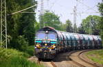 Die Class 66 513-10 von Lineas kommt aus Richtung Mönchengladbach-Hbf,Rheydt-Hbf,Wickrath,Beckrath,Herrath mit einem Kalkleerzug aus Oberhausen-West(D) nach Hermalle-Huy(B) und fährt durch