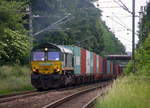 Die Class 66 266 024-9 von Railtraxx kommt als Umleiter mit einem Containerzug aus Duisburg-Rheinhausen(D) nach Zeebrugge-Ramskapelle(B)  und fährt durch Kohlscheid aus Richtung Herzogenrath und fährt die Kohlscheider-Rampe hoch nach Aachen-West. Aufgenommen von Bahnsteig 1 in Kohlscheid. 
Am Abend vom 4.6.2017.
