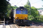 Die Class 66 DE6306 von Crossrail kommt aus Richtung Aachen-West mit einem langen MSC-Containerzug aus Antwerpen-Berendrecht(B) nach Germersheim(D)  und fährt durch Aachen-Schanz in Richtung