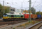 Die Class 66 266 031-4 von Railtraxx kommt aus Richtung Montzen(B) mit einem Containerzug aus Zeebrugge-Ramskapelle(B) nach Püspökladány(H) und fährt in Aachen-West ein.
Aufgenommen vom Bahnsteig in Aachen-West. 
Am Nachmittag vom 16.11.2017.