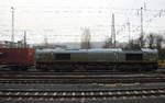 Die Class 66 DE6307 von Crossrail fährt mit einem Güterzug aus Novara-Boschetto(I) nach Genk-Haven(B) bei der Ausfahrt aus Aachen-West in Richtung Montzen/Belgien. 
Aufgenommen vom Bahnsteig in Aachen-West. 
Am Kalten Nachmittag vom 17.12.2017.