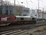 Ein Blick auf die Class 66 DE6307 von Crossrail. 
Sie fährt mit einem Güterzug aus Novara-Boschetto(I) nach Genk-Haven(B) in Richtung Belgien. 
Aufgenommen vom Bahnsteig in Aachen-West. 
Am Kalten Nachmittag vom 17.12.2017.