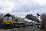 Die Class 66 PB14 von Crossrail kommt mit viel Dieselpower die Gemmenicher-Rampe hochgefahren aus Richtung Aachen-West in Richtung Montzen/Belgien mit einem langen Silozug aus Augsburg (D) nach