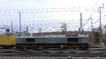 Die Class 66 DE6306 von Crossrail fährt mit einem Güterzug aus Antwerpen-Krommenhoek(B) nach Germersheim(D) und fährt in Richtung