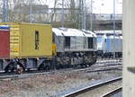 Ein Blick auf die Class 66 DE6306 von Crossrail.
Sie fährt mit einem Güterzug aus Antwerpen-Berendrecht(B) nach Germersheim(D) in Richtung Aachen-Schanz,Aachen-Hbf,Köln. 
Aufgenommen vom Bahnsteig in Aachen-West.
Bei Regenwetter am Nachmittag vom 7.3.2018.