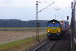 Die Class 66 266 031-4 von Railtraxx kommt mit einem Containerzug aus Zeebrugge-Ramskapelle(B) nach Duisburg-Rheinhausen(D) und fährt in Richtung  Viersen.